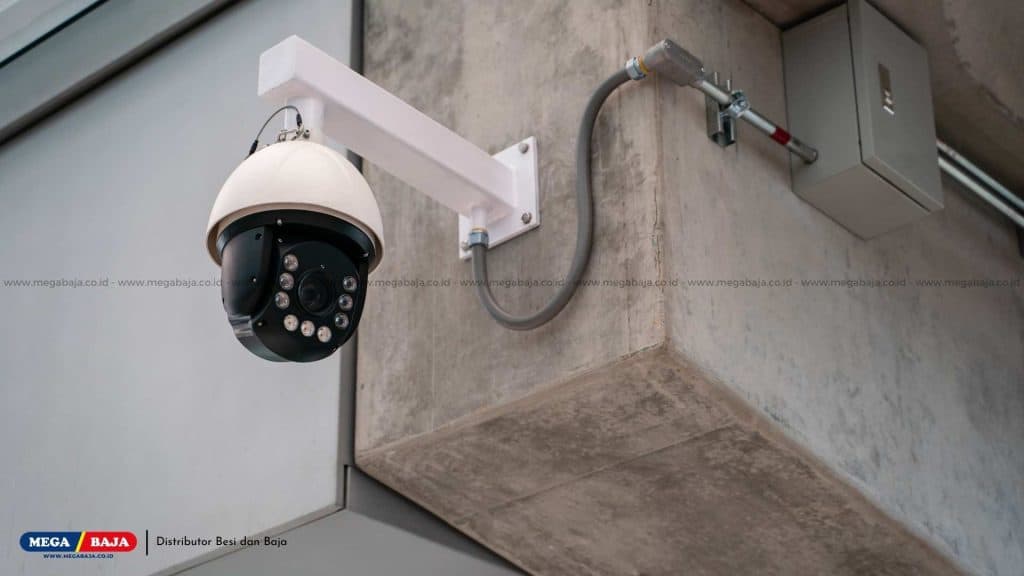 CCTV PTZ Camera (Pan-Tilt-Zoom)